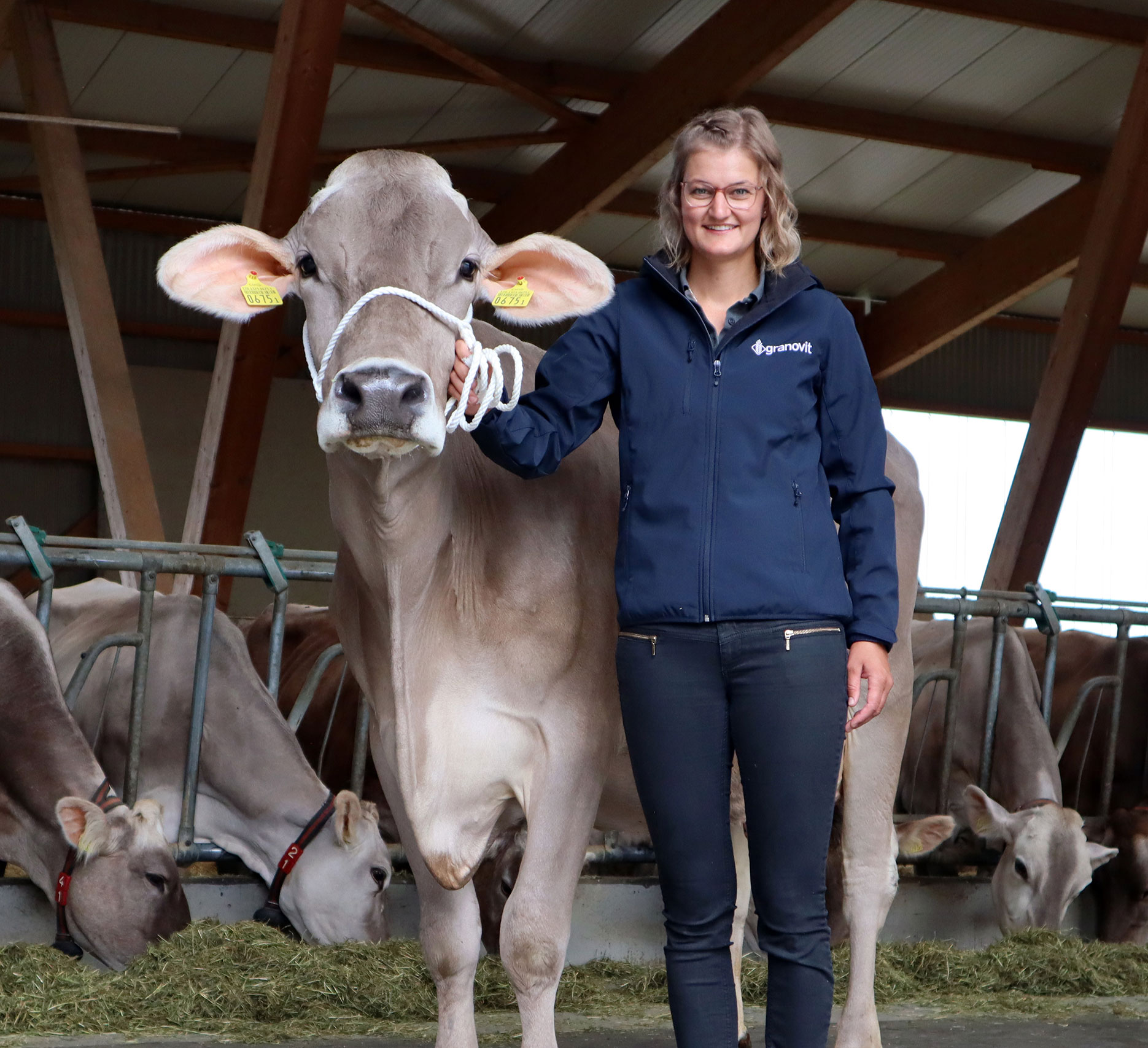 Blonde Frau mit Braunvieh