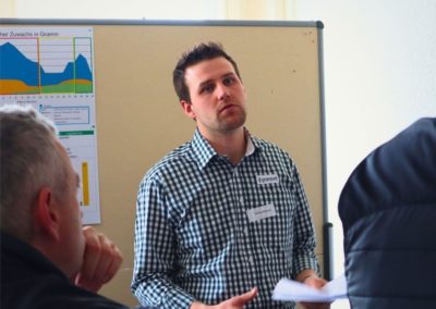 Ein Mitarbeiter der Granovit AG hält am Weiterbildungstag der Firma ein Referat über diverse Geflügelthemen.
